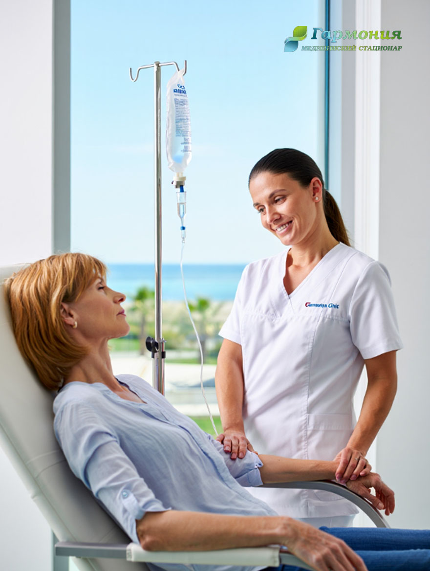 Врач и пациент с капельницей на фоне берега Борисова